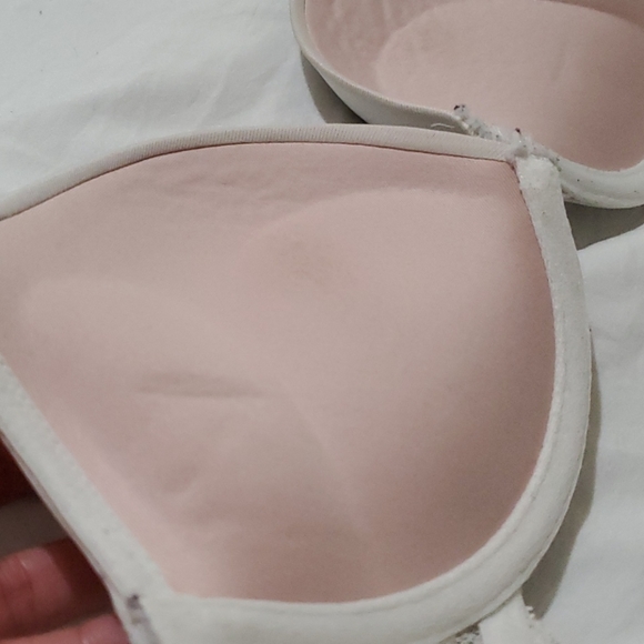 Bras - Picture 4 of 7